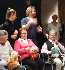 Dans le cadre d’un atelier organisé à l’accueil de jour « La parenthèse », les usagers ont confectionné des marionnettes . Le spectacle a été présenté à la résidence « Les chênes » le 5 décembre 2015, en première partie du spectacle de la Compagnie 7ème acte.