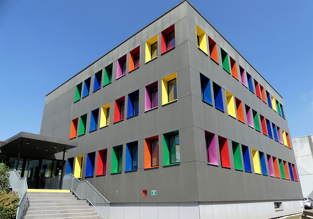 Bâtiment de l'AHSS au Mans avec ses fenetres colorées