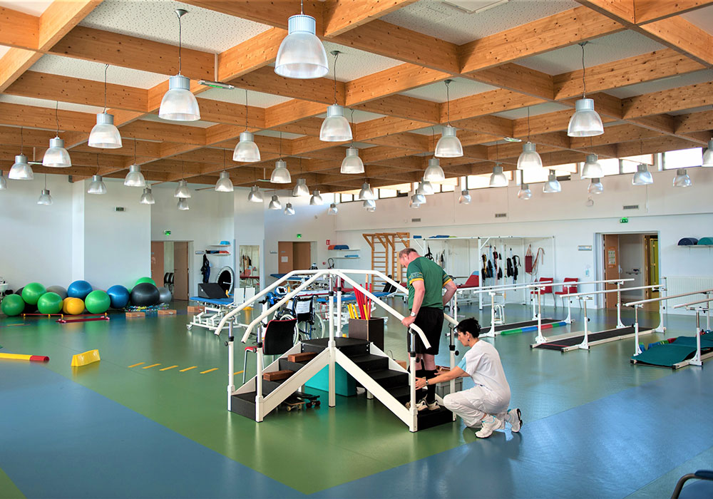 exercices de réeducation dans une salle dédiée aux soins de réadaptation